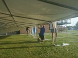 Opbouwen tent op sportpark 'Het Springer' (dag 2) (11/43)
